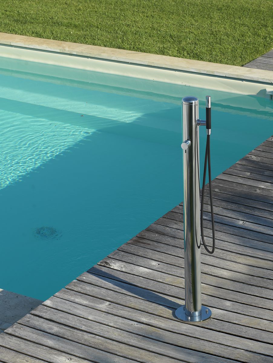 SPRING COL90 Duschsäule Mit dem Modell SPRING POOL COL90 hat FONTEALTA eine freistehende Gartenarmatur entwickelt, die universell genutzt werden kann. Die dezente Größe ermöglicht eine geschickte Platzierung, wenn es beim Thema Gartendusche weniger um Objekt, als eher um Funktion geht. Je nach anliegender Wasserversorgung dient die Standarmatur als Warmwasser- oder Kaltwasserdusche. Die Zuleitung erfolgt bodenseitig. FONTEALTA-Außenduschen werden in Edelstahl V4A (Inox Aisi 316) gefertigt und erhalten abschließend eine nautische Handpolitur oder eine feine gebürstete Struktur. Aber auch eine matt schwarze oder farbige Ausführung nach RAL-Fächer sind möglich. Mit langjähriger Erfahrung in der Verarbeitung von Edelstahl und in der Fertigung italienischer Armaturen gelingt es FONTEALTA Design und Funktion der Duschsäulen optimal zu verbinden. Dabei entwickelt das Unternehmen eine eigene, unverwechselbare Handschrift, nämlich die von minimalistischem Design und maximalem Style. Weitere Einsatzbereiche: Schwimmbäder, Kuranlagen, Hotels - auch in Küstennähe