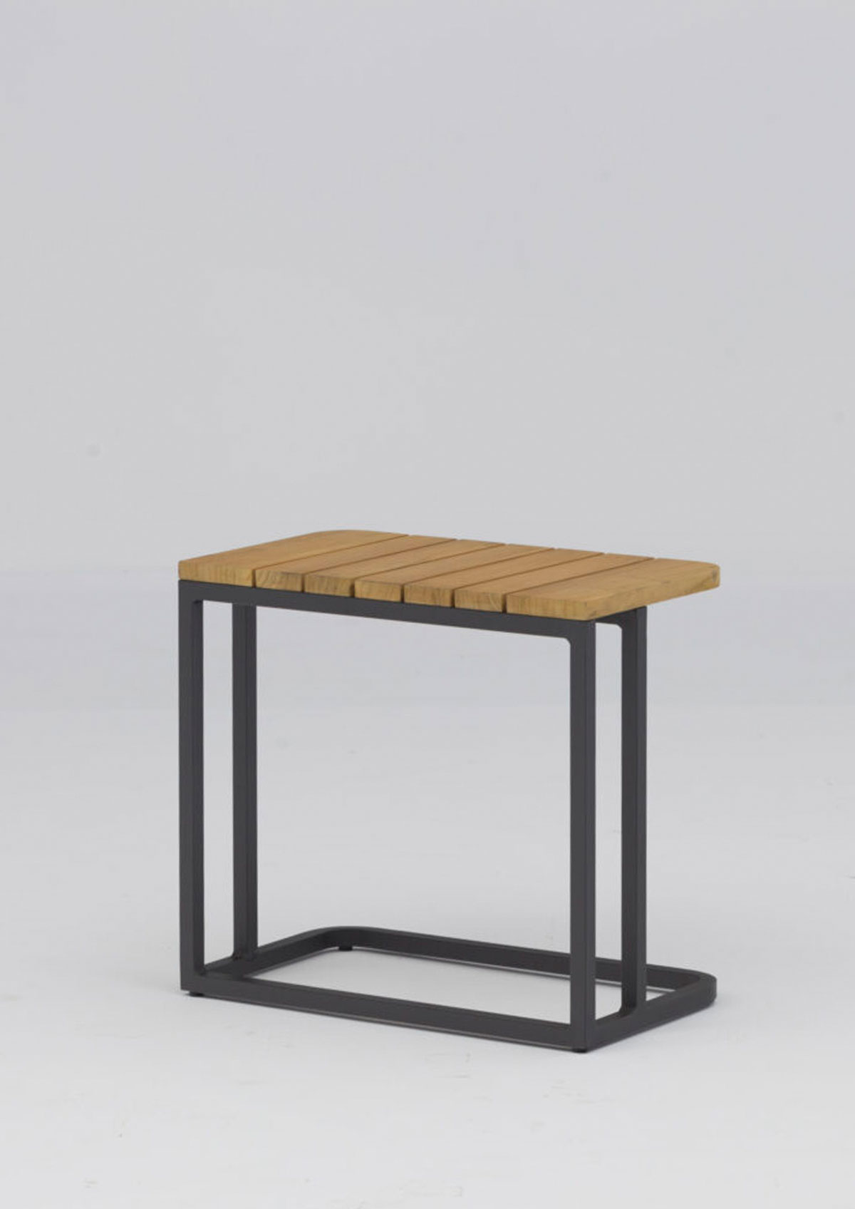 U-TABLE Beistelltisch STAY u-table Beistelltisch (L+B+H) 535mm x 300mm x 490mm Rahmen: anthrazit Ablage: Teak U-TABLE Beistelltisch. Entdecken Sie unseren Terrassen-Lounge-Tisch für den Garten, der mit seinem modernen, zeitlosen Design beeindruckt. Dieser kleine elegante Tisch kombiniert ein leichtes und robustes Aluminium-Tischgestell mit einer sehr hochwertigen Teakholz-Tischplatte. Die edle Kombination von Aluminium und Teakholz vereint Stabilität und Langlebigkeit mit zeitloser Ästhetik, perfekt für jeden Außenbereich. Unser Tisch ist speziell für den dauerhaften Gebrauch im Freien konzipiert. Das Aluminiumgestell ist rostfrei und widerstandsfähig gegen alle Wetterbedingungen, während die Teakholz-Tischplatte für ihre außergewöhnliche Haltbarkeit und Widerstandsfähigkeit gegen Feuchtigkeit und UV-Strahlung bekannt ist. Teakholz ist zudem besonders pflegeleicht und entwickelt mit der Zeit eine schöne, natürliche Patina, die den Tisch noch charmanter macht. Aufgrund der U-Form lässt sich der Tisch sehr nah an das Lounge-Möbel heran schieben, wodurch man alle Gegenstände auch im Liegen griffbereit hat. Das zeitlose Design fügt sich harmonisch in jede Umgebung ein und schafft eine einladende Atmosphäre für Familie und Freunde. Investieren Sie in Qualität und Stil mit unserem Aluminium-Teakholz-Tisch – die perfekte Wahl für Ihren Garten. Schaffen Sie unvergessliche Momente im Freien und genießen Sie das Beste aus zwei Welten: die Leichtigkeit und Stabilität von Aluminium und die natürliche Schönheit von Teakholz.