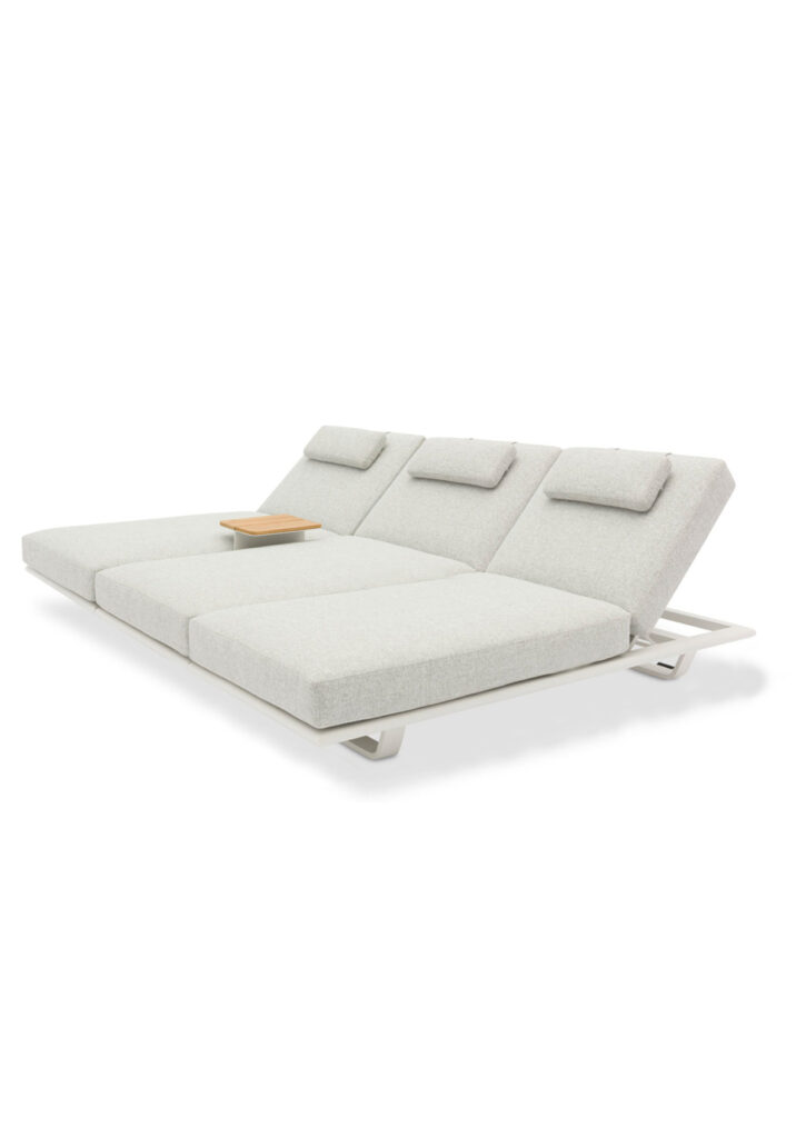 FLEX Triple-Liege STAY flex Lounge-Liege, Dreifach-Liege für den Außenbereich (L+B+H) 2140mm x 2580mm x 200mm Weiß: Rahmen: Teak, Aluminium weiß Bezug: Sunproof® steingrau Anthrazit: Rahmen: Teak, Aluminium anthrazit Bezug; Sunproof® schiefergrau Outdoor Loungemöbel aus Sunproof®-Stoff: Schönheit und Funktionalität vereint FLEX Triple-Liege: Outdoor Loungemöbel sind der Schlüssel zu einem luxuriösen und entspannenden Gartenbereich. Wenn diese Möbel mit Sunproof®-Stoff bezogen sind, erleben Sie eine perfekte Symbiose aus Ästhetik und Funktionalität. Sunproof®-Stoffe sind bekannt für ihre außergewöhnliche Qualität und bieten eine Vielzahl von Vorteilen, die sie zur idealen Wahl für Outdoor-Möbel machen. Vorteile von Sunproof®-Stoff für Outdoor-Loungemöbel: Langlebigkeit und Haltbarkeit: Sunproof®-Stoffe sind für ihre extreme Widerstandsfähigkeit bekannt. Sie widerstehen den harten Bedingungen im Außenbereich, einschließlich intensiver Sonneneinstrahlung, Regen und sogar Schnee. Dank ihrer speziellen Acrylfasern bleichen die Farben nicht aus und bleiben jahrelang kräftig und lebendig. Wetterbeständigkeit: Diese Stoffe sind speziell für den Outdoor-Einsatz konzipiert und bieten eine hervorragende Resistenz gegen Schimmel und Feuchtigkeit. Auch nach einem Regenschauer trocknen Sunproof®-Stoffe schnell, was die Bildung von Stockflecken verhindert und die Möbel stets frisch und einladend hält. Einfache Pflege und Reinigung: Sunproof®-Stoffe sind besonders pflegeleicht. Flecken lassen sich mühelos entfernen, oft reicht schon einfaches Abwischen mit Wasser und milder Seife. Bei hartnäckigeren Verschmutzungen kann der Stoff mit einem Hochdruckreiniger behandelt werden. Komfort und Stil: Die weiche Haptik der Sunproof®-Stoffe bietet hohen Sitzkomfort. UV-Schutz: Sunproof®-Stoffe bieten einen ausgezeichneten UV-Schutz, der nicht nur die Farben vor dem Verblassen schützt, sondern auch die Haut vor schädlichen UV-Strahlen bewahrt. Dies macht sie zur idealen Wahl für sonnige Tage im Freien. Umweltfreundlichkeit: Sunproof® legt großen Wert auf Nachhaltigkeit. Die Stoffe sind OEKO-TEX® zertifiziert und werden in umweltfreundlichen Verfahren hergestellt. Sie sind frei von schädlichen Chemikalien und tragen zu einer gesünderen Umwelt bei.