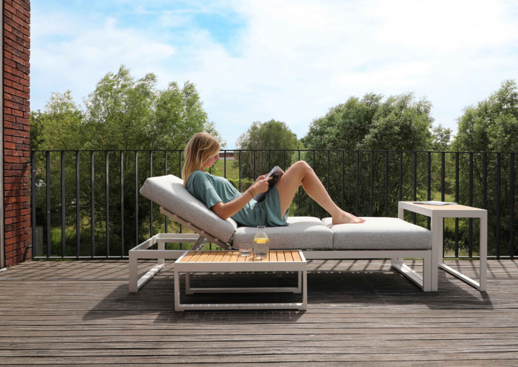 FLEX Lounge-Sofa / Sonnenliege STAY flex Lounge-Sofa, 3-Sitzer für den Außenbereich Lounge-Liege (L+B+H) 1980mm x 750mm x 780mm Flexible Nutzung als Sofa und Liege mit verstellbarem Kopfteil Bezug: Sunproof® steingrau Rahmen: Aluminium weiß Outdoor Loungemöbel aus Sunproof®-Stoff: Schönheit und Funktionalität vereint FLEX Lounge-Sofa / Sonnenliege: Outdoor Loungemöbel sind der Schlüssel zu einem luxuriösen und entspannenden Gartenbereich. Wenn diese Möbel mit Sunproof®-Stoff bezogen sind, erleben Sie eine perfekte Symbiose aus Ästhetik und Funktionalität. Sunproof®-Stoffe sind bekannt für ihre außergewöhnliche Qualität und bieten eine Vielzahl von Vorteilen, die sie zur idealen Wahl für Outdoor-Möbel machen. Vorteile von Sunproof®-Stoff für Outdoor-Loungemöbel: Langlebigkeit und Haltbarkeit: Sunproof®-Stoffe sind für ihre extreme Widerstandsfähigkeit bekannt. Sie widerstehen den harten Bedingungen im Außenbereich, einschließlich intensiver Sonneneinstrahlung, Regen und sogar Schnee. Dank ihrer speziellen Acrylfasern bleichen die Farben nicht aus und bleiben jahrelang kräftig und lebendig. Wetterbeständigkeit: Diese Stoffe sind speziell für den Outdoor-Einsatz konzipiert und bieten eine hervorragende Resistenz gegen Schimmel und Feuchtigkeit. Auch nach einem Regenschauer trocknen Sunproof®-Stoffe schnell, was die Bildung von Stockflecken verhindert und die Möbel stets frisch und einladend hält. Einfache Pflege und Reinigung: Sunproof®-Stoffe sind besonders pflegeleicht. Flecken lassen sich mühelos entfernen, oft reicht schon einfaches Abwischen mit Wasser und milder Seife. Bei hartnäckigeren Verschmutzungen kann der Stoff mit einem Hochdruckreiniger behandelt werden. Komfort und Stil: Die weiche Haptik der Sunproof®-Stoffe bietet hohen Sitzkomfort. UV-Schutz: Sunproof®-Stoffe bieten einen ausgezeichneten UV-Schutz, der nicht nur die Farben vor dem Verblassen schützt, sondern auch die Haut vor schädlichen UV-Strahlen bewahrt. Dies macht sie zur idealen Wahl für sonnige Tage im Freien. Umweltfreundlichkeit: Sunproof® legt großen Wert auf Nachhaltigkeit. Die Stoffe sind OEKO-TEX® zertifiziert und werden in umweltfreundlichen Verfahren hergestellt. Sie sind frei von schädlichen Chemikalien und tragen zu einer gesünderen Umwelt bei.