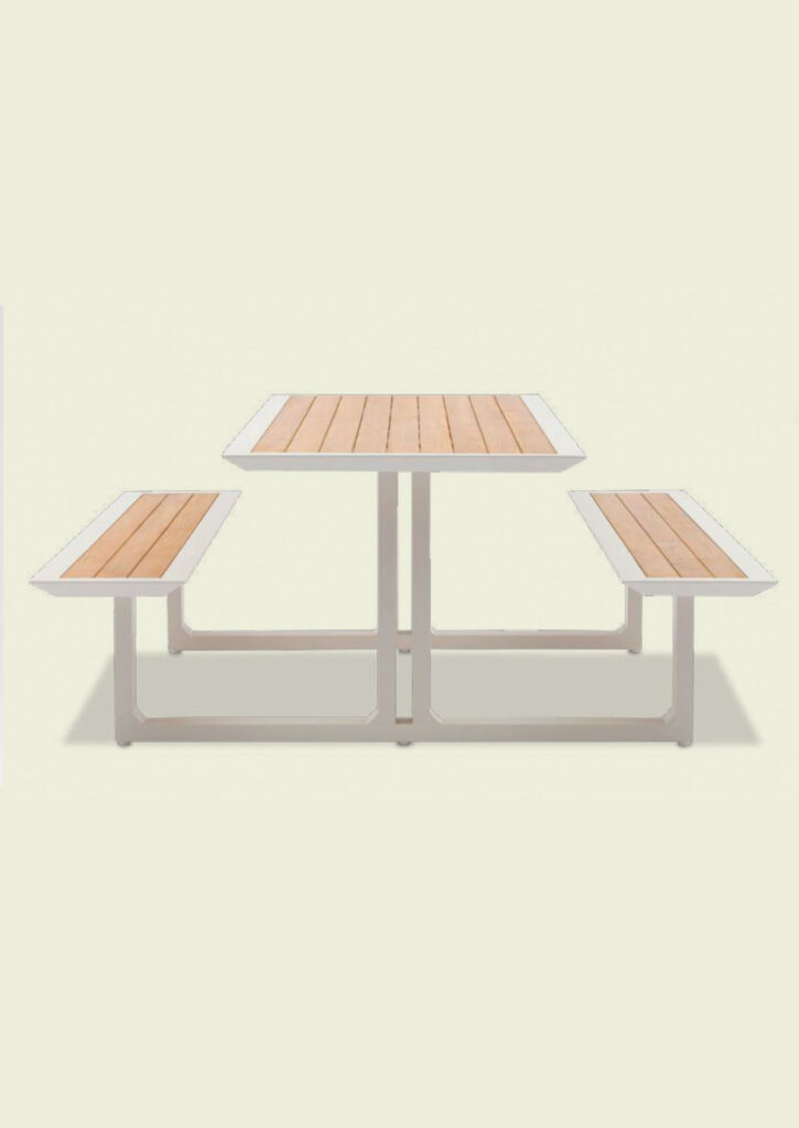 PICNIC-Kombination STAY natural Picknick-Kombination Tisch mit 2 Bankreihen (LxBxH) 2400mm x 1640mm x 700mm Sitzfläche: Teakholz Rahmen: Aluminium anthrazit oder weiß Exklusiver Picknick-Tisch: Stil und Funktionalität für öffentliche Einrichtungen und Freizeitanlagen Die zeitgenössische Picknick-Kombination, bestehend aus einem Tisch und zwei daran befestigten Sitzbänken, vereint Eleganz und Robustheit. Gefertigt aus einem anthrazitfarbenen oder weißem Aluminiumgestell und hochwertigen Teakholz-Sitz- und Tischflächen, ist diese Tisch-/Bank-Kombination auch perfekt für öffentliche Einrichtungen, Parks und Freizeitanlagen geeignet. Entdecken Sie die zahlreichen Vorteile dieses exquisiten Picknick-Sets, das sowohl ästhetisch ansprechend als auch extrem langlebig ist. Vorteile der Materialien und des Produkts: Aluminiumgestell: Langlebigkeit: Das robuste Aluminiumgestell in Anthrazit oder Weiß ist korrosionsbeständig und widersteht den härtesten Wetterbedingungen. Es rostet nicht und behält seine Stabilität und Ästhetik über viele Jahre hinweg. Leichtgewicht und Stabilität: Trotz seiner Leichtigkeit bietet Aluminium eine bemerkenswerte Stabilität. Dies erleichtert den Transport und die Installation der Picknick-Kombination, ohne dabei an Sicherheit und Haltbarkeit zu verlieren. Modernes Design: Die stilvolle Beschichtung verleiht dem Gestell ein modernes Aussehen, das sich harmonisch in jede Umgebung einfügt, sei es ein Park, eine Freizeitanlage oder ein öffentlicher Platz. Teakholz-Sitz- und Tischflächen: Natürliche Schönheit: Teakholz ist bekannt für seine wunderschöne Maserung und den warmen Farbton, der jeder Umgebung eine edle und einladende Atmosphäre verleiht. Witterungsbeständigkeit: Teakholz enthält natürliche Öle, die es besonders widerstandsfähig gegen Feuchtigkeit, Schädlinge und Verfall machen. Es ist ideal für den Einsatz im Freien und behält auch unter extremen Wetterbedingungen seine Form und Festigkeit. Pflegeleicht: Teakholz erfordert nur minimalen Pflegeaufwand. Eine regelmäßige Reinigung und gelegentliches Ölen reichen aus, um seine natürliche Schönheit und Langlebigkeit zu bewahren.