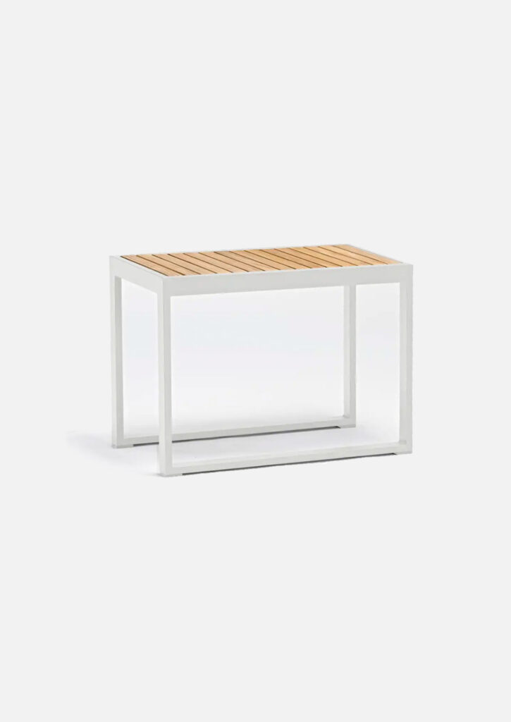 FLEX Beistelltisch hoch STAY flex-table Beistelltisch (L+B+H) 750mm x 375mm x 530mm Rahmen: weiß matt Ablage: Teak FLEX Beistelltisch hoch. Entdecken Sie unseren exklusiven Terrassen-Lounge-Tisch für den Garten, der mit seinem modernen, zeitlosen Design beeindruckt. Dieser elegante Tisch kombiniert ein leichtes und robustes Aluminium-Tischgestell mit einer sehr hochwertigen Teakholz-Tischplatte. Die edle Kombination von Aluminium und Teakholz vereint Stabilität und Langlebigkeit mit zeitloser Ästhetik, perfekt für jeden Außenbereich, passend zu den FLEX Lounge-Liegen. Unser Tisch ist speziell für den dauerhaften Gebrauch im Freien konzipiert. Das weiße Aluminiumgestell ist rostfrei und widerstandsfähig gegen alle Wetterbedingungen, während die Teakholz-Tischplatte für ihre außergewöhnliche Haltbarkeit und Widerstandsfähigkeit gegen Feuchtigkeit und UV-Strahlung bekannt ist. Teakholz ist zudem besonders pflegeleicht und entwickelt mit der Zeit eine schöne, natürliche Patina, die den Tisch noch charmanter macht. Das zeitlose Design fügt sich harmonisch in jede Umgebung ein und schafft eine einladende Atmosphäre für Familie und Freunde. Investieren Sie in Qualität und Stil mit unserem Aluminium-Teakholz-Tisch – die perfekte Wahl für Ihren Garten. Schaffen Sie unvergessliche Momente im Freien und genießen Sie das Beste aus zwei Welten: die Leichtigkeit und Stabilität von Aluminium und die natürliche Schönheit von Teakholz.