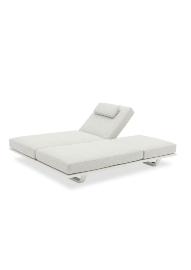 FLEX Doppel-Liege STAY flex Lounge-Liege, Doppelliege für den Außenbereich (L+B+H) 2140mm x 1720mm x 200mm 2 Ausführungen Weiß: Rahmen: Teak, Aluminium weiß Bezug: Sunproof steingrau Anthrazit: Rahmen: Teak, Aluminium anthrazit Bezug; Sunproof schiefergrau Outdoor Loungemöbel aus Sunproof®-Stoff: Schönheit und Funktionalität vereint FLEX Doppel-Liege: Outdoor Loungemöbel sind der Schlüssel zu einem luxuriösen und entspannenden Gartenbereich. Wenn diese Möbel mit Sunproof®-Stoff bezogen sind, erleben Sie eine perfekte Symbiose aus Ästhetik und Funktionalität. Sunproof®-Stoffe sind bekannt für ihre außergewöhnliche Qualität und bieten eine Vielzahl von Vorteilen, die sie zur idealen Wahl für Outdoor-Möbel machen. Vorteile von Sunproof®-Stoff für Outdoor-Loungemöbel: Langlebigkeit und Haltbarkeit: Sunproof®-Stoffe sind für ihre extreme Widerstandsfähigkeit bekannt. Sie widerstehen den harten Bedingungen im Außenbereich, einschließlich intensiver Sonneneinstrahlung, Regen und sogar Schnee. Dank ihrer speziellen Acrylfasern bleichen die Farben nicht aus und bleiben jahrelang kräftig und lebendig. Wetterbeständigkeit: Diese Stoffe sind speziell für den Outdoor-Einsatz konzipiert und bieten eine hervorragende Resistenz gegen Schimmel und Feuchtigkeit. Auch nach einem Regenschauer trocknen Sunproof®-Stoffe schnell, was die Bildung von Stockflecken verhindert und die Möbel stets frisch und einladend hält. Einfache Pflege und Reinigung: Sunproof®-Stoffe sind besonders pflegeleicht. Flecken lassen sich mühelos entfernen, oft reicht schon einfaches Abwischen mit Wasser und milder Seife. Bei hartnäckigeren Verschmutzungen kann der Stoff mit einem Hochdruckreiniger behandelt werden. Komfort und Stil: Die weiche Haptik der Sunproof®-Stoffe bietet hohen Sitzkomfort. UV-Schutz: Sunproof®-Stoffe bieten einen ausgezeichneten UV-Schutz, der nicht nur die Farben vor dem Verblassen schützt, sondern auch die Haut vor schädlichen UV-Strahlen bewahrt. Dies macht sie zur idealen Wahl für sonnige Tage im Freien. Umweltfreundlichkeit: Sunproof® legt großen Wert auf Nachhaltigkeit. Die Stoffe sind OEKO-TEX® zertifiziert und werden in umweltfreundlichen Verfahren hergestellt. Sie sind frei von schädlichen Chemikalien und tragen zu einer gesünderen Umwelt bei.