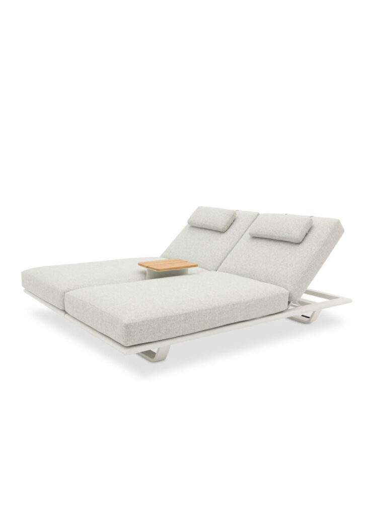 FLEX Doppel-Liege STAY flex Lounge-Liege, Doppelliege für den Außenbereich (L+B+H) 2140mm x 1720mm x 200mm 2 Ausführungen Weiß: Rahmen: Teak, Aluminium weiß Bezug: Sunproof steingrau Anthrazit: Rahmen: Teak, Aluminium anthrazit Bezug; Sunproof schiefergrau Outdoor Loungemöbel aus Sunproof®-Stoff: Schönheit und Funktionalität vereint FLEX Doppel-Liege: Outdoor Loungemöbel sind der Schlüssel zu einem luxuriösen und entspannenden Gartenbereich. Wenn diese Möbel mit Sunproof®-Stoff bezogen sind, erleben Sie eine perfekte Symbiose aus Ästhetik und Funktionalität. Sunproof®-Stoffe sind bekannt für ihre außergewöhnliche Qualität und bieten eine Vielzahl von Vorteilen, die sie zur idealen Wahl für Outdoor-Möbel machen. Vorteile von Sunproof®-Stoff für Outdoor-Loungemöbel: Langlebigkeit und Haltbarkeit: Sunproof®-Stoffe sind für ihre extreme Widerstandsfähigkeit bekannt. Sie widerstehen den harten Bedingungen im Außenbereich, einschließlich intensiver Sonneneinstrahlung, Regen und sogar Schnee. Dank ihrer speziellen Acrylfasern bleichen die Farben nicht aus und bleiben jahrelang kräftig und lebendig. Wetterbeständigkeit: Diese Stoffe sind speziell für den Outdoor-Einsatz konzipiert und bieten eine hervorragende Resistenz gegen Schimmel und Feuchtigkeit. Auch nach einem Regenschauer trocknen Sunproof®-Stoffe schnell, was die Bildung von Stockflecken verhindert und die Möbel stets frisch und einladend hält. Einfache Pflege und Reinigung: Sunproof®-Stoffe sind besonders pflegeleicht. Flecken lassen sich mühelos entfernen, oft reicht schon einfaches Abwischen mit Wasser und milder Seife. Bei hartnäckigeren Verschmutzungen kann der Stoff mit einem Hochdruckreiniger behandelt werden. Komfort und Stil: Die weiche Haptik der Sunproof®-Stoffe bietet hohen Sitzkomfort. UV-Schutz: Sunproof®-Stoffe bieten einen ausgezeichneten UV-Schutz, der nicht nur die Farben vor dem Verblassen schützt, sondern auch die Haut vor schädlichen UV-Strahlen bewahrt. Dies macht sie zur idealen Wahl für sonnige Tage im Freien. Umweltfreundlichkeit: Sunproof® legt großen Wert auf Nachhaltigkeit. Die Stoffe sind OEKO-TEX® zertifiziert und werden in umweltfreundlichen Verfahren hergestellt. Sie sind frei von schädlichen Chemikalien und tragen zu einer gesünderen Umwelt bei.