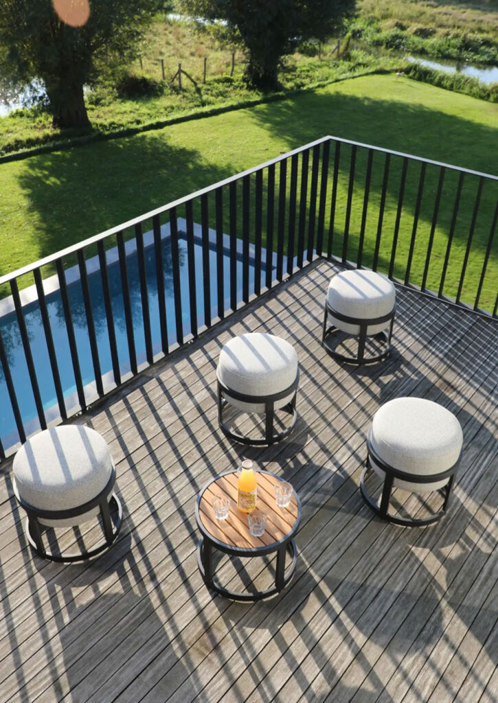 bestehend aus 4 Poufs / Hocker + 1 Beistelltisch Hocker: ø 420mm, H 450mm Tisch: ø 420mm, H 330mm, Tischplatte aus Teak-Holz Outdoor Loungemöbel aus Sunproof®-Stoff: Schönheit und Funktionalität vereint COMPACT-Hocker Set 5: Outdoor Sitzmöbel sind der Schlüssel zu einem luxuriösen und entspannenden Gartenbereich. Wenn diese Möbel mit Sunproof®-Stoff bezogen sind, erleben Sie eine perfekte Symbiose aus Ästhetik und Funktionalität. Sunproof®-Stoffe sind bekannt für ihre außergewöhnliche Qualität und bieten eine Vielzahl von Vorteilen, die sie zur idealen Wahl für Outdoor-Möbel machen. Vorteile von Sunproof®-Stoff für Outdoor-Loungemöbel: Langlebigkeit und Haltbarkeit: Sunproof®-Stoffe sind für ihre extreme Widerstandsfähigkeit bekannt. Sie widerstehen den harten Bedingungen im Außenbereich, einschließlich intensiver Sonneneinstrahlung, Regen und sogar Schnee. Dank ihrer speziellen Acrylfasern bleichen die Farben nicht aus und bleiben jahrelang kräftig und lebendig. Wetterbeständigkeit: Diese Stoffe sind speziell für den Outdoor-Einsatz konzipiert und bieten eine hervorragende Resistenz gegen Schimmel und Feuchtigkeit. Auch nach einem Regenschauer trocknen Sunproof®-Stoffe schnell, was die Bildung von Stockflecken verhindert und die Möbel stets frisch und einladend hält. Einfache Pflege und Reinigung: Sunproof®-Stoffe sind besonders pflegeleicht. Flecken lassen sich mühelos entfernen, oft reicht schon einfaches Abwischen mit Wasser und milder Seife. Bei hartnäckigeren Verschmutzungen kann der Stoff mit einem Hochdruckreiniger behandelt werden. Komfort und Stil: Die weiche Haptik der Sunproof®-Stoffe bietet hohen Sitzkomfort. UV-Schutz: Sunproof®-Stoffe bieten einen ausgezeichneten UV-Schutz, der nicht nur die Farben vor dem Verblassen schützt, sondern auch die Haut vor schädlichen UV-Strahlen bewahrt. Dies macht sie zur idealen Wahl für sonnige Tage im Freien. Umweltfreundlichkeit: Sunproof® legt großen Wert auf Nachhaltigkeit. Die Stoffe sind OEKO-TEX® zertifiziert und werden in umweltfreundlichen Verfahren hergestellt. Sie sind frei von schädlichen Chemikalien und tragen zu einer gesünderen Umwelt bei.