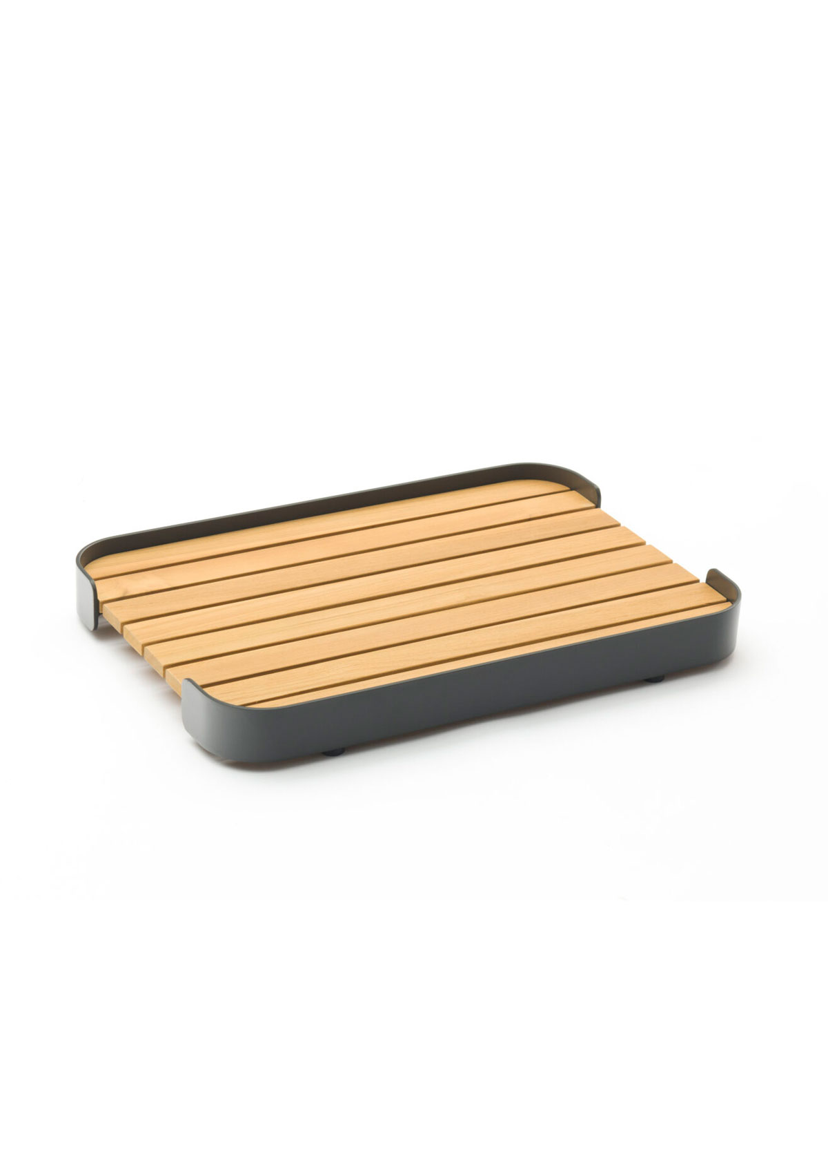 TRAY Outdoor-Tablett – rechteckig, 5 Stück Stay tray dekoratives Tablett rechteckig: (LxBxH) 480mm x 325mm x 50mm Teak, Aluminium anthrazit Unser rechteckiges Outdoor-Tablett kombiniert modernes Design mit langlebiger Funktionalität. Der stabile Aluminiumrahmen in elegantem Anthrazit verleiht dem Tablett nicht nur eine zeitlose Optik, sondern macht es auch wetterfest und rostbeständig – ideal für den Einsatz im Außenbereich. Der Tablettboden aus hochwertigem Teakholz bringt natürliche Wärme und Eleganz ins Spiel. Teakholz ist bekannt für seine außergewöhnliche Widerstandsfähigkeit gegen Witterungseinflüsse und verleiht dem Tablett einen Hauch von Luxus. Dieses stilvolle Tablett ist nicht nur ein praktischer Helfer bei der Bewirtung Ihrer Gäste, sondern auch ein dekoratives Highlight auf jedem Gartentisch. Ob zum Servieren von erfrischenden Getränken, kleinen Snacks oder stilvollen Dekorationen – das runde Outdoor-Tablett verbindet Ästhetik mit Funktionalität und wird zum unverzichtbaren Accessoire für Ihren Außenbereich. Mit seiner robusten Bauweise und dem edlen Materialmix setzt es auch in modernen Outdoor-Umgebungen besondere Akzente. Entdecken Sie die perfekte Symbiose aus Aluminium und Teakholz und genießen Sie stilvolle Momente unter freiem Himmel.