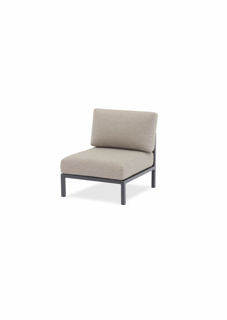 MINIMALISTIC 1-Sitzer-Lounge STAY minimalistic Loungesofa MITTELTEIL (L+B+H) 805mm x 805mm x 840mm Bezug: Sunproof® hellgrau Rahmen: Aluminium anthrazit Outdoor Loungemöbel aus Sunproof®-Stoff: Schönheit und Funktionalität vereint MINIMALISTIC 1-Sitzer-Lounge: Outdoor Loungemöbel sind der Schlüssel zu einem luxuriösen und entspannenden Gartenbereich. Wenn diese Möbel mit Sunproof®-Stoff bezogen sind, erleben Sie eine perfekte Symbiose aus Ästhetik und Funktionalität. Sunproof®-Stoffe sind bekannt für ihre außergewöhnliche Qualität und bieten eine Vielzahl von Vorteilen, die sie zur idealen Wahl für Outdoor-Möbel machen. Vorteile von Sunproof®-Stoff für Outdoor-Loungemöbel: Langlebigkeit und Haltbarkeit: Sunproof®-Stoffe sind für ihre extreme Widerstandsfähigkeit bekannt. Sie widerstehen den harten Bedingungen im Außenbereich, einschließlich intensiver Sonneneinstrahlung, Regen und sogar Schnee. Dank ihrer speziellen Acrylfasern bleichen die Farben nicht aus und bleiben jahrelang kräftig und lebendig. Wetterbeständigkeit: Diese Stoffe sind speziell für den Outdoor-Einsatz konzipiert und bieten eine hervorragende Resistenz gegen Schimmel und Feuchtigkeit. Auch nach einem Regenschauer trocknen Sunproof®-Stoffe schnell, was die Bildung von Stockflecken verhindert und die Möbel stets frisch und einladend hält. Einfache Pflege und Reinigung: Sunproof®-Stoffe sind besonders pflegeleicht. Flecken lassen sich mühelos entfernen, oft reicht schon einfaches Abwischen mit Wasser und milder Seife. Bei hartnäckigeren Verschmutzungen kann der Stoff mit einem Hochdruckreiniger behandelt werden. Komfort und Stil: Die weiche Haptik der Sunproof®-Stoffe bietet hohen Sitzkomfort. UV-Schutz: Sunproof®-Stoffe bieten einen ausgezeichneten UV-Schutz, der nicht nur die Farben vor dem Verblassen schützt, sondern auch die Haut vor schädlichen UV-Strahlen bewahrt. Dies macht sie zur idealen Wahl für sonnige Tage im Freien. Umweltfreundlichkeit: Sunproof® legt großen Wert auf Nachhaltigkeit. Die Stoffe sind OEKO-TEX® zertifiziert und werden in umweltfreundlichen Verfahren hergestellt. Sie sind frei von schädlichen Chemikalien und tragen zu einer gesünderen Umwelt bei.