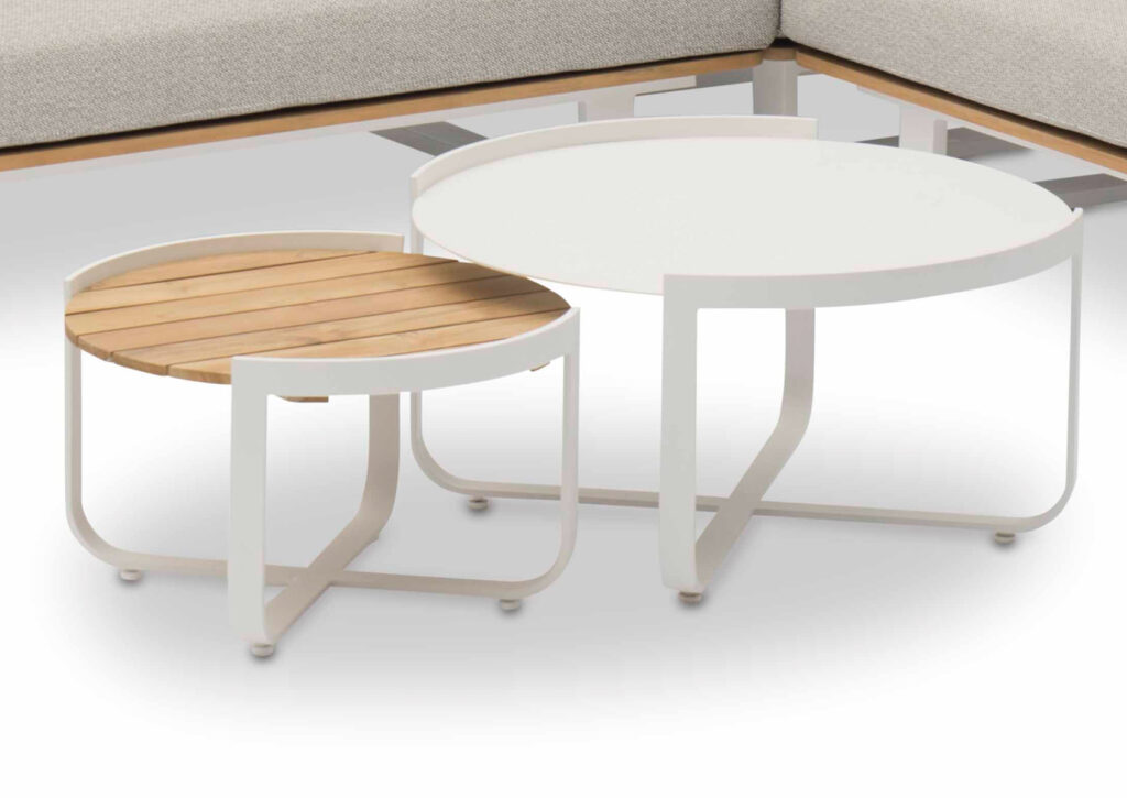 NATURAL Coffee-Table Teak STAY natural Teak-Beistelltisch Ø 600mm, H 355mm Platte: Teak Rahmen: Aluminum anthrazit oder weiß NATURAL Coffee-Table Teak. Entdecken Sie unseren Terrassen-Lounge-Tisch für den Garten, der mit seinem modernen, zeitlosen Design beeindruckt. Dieser kleine elegante Tisch kombiniert ein leichtes und robustes Aluminium-Tischgestell mit einer sehr hochwertigen Teakholz-Tischplatte. Die edle Kombination von Aluminium und Teakholz vereint Stabilität und Langlebigkeit mit zeitloser Ästhetik, perfekt für jeden Außenbereich. Unser Tisch ist speziell für den dauerhaften Gebrauch im Freien konzipiert. Das Aluminiumgestell ist rostfrei und widerstandsfähig gegen alle Wetterbedingungen, während die Teakholz-Tischplatte für ihre außergewöhnliche Haltbarkeit und Widerstandsfähigkeit gegen Feuchtigkeit und UV-Strahlung bekannt ist. Teakholz ist zudem besonders pflegeleicht und entwickelt mit der Zeit eine schöne, natürliche Patina, die den Tisch noch charmanter macht. Das zeitlose Design fügt sich harmonisch in jede Umgebung ein und schafft eine einladende Atmosphäre für Familie und Freunde. Investieren Sie in Qualität und Stil mit unserem Aluminium-Teakholz-Tisch – die perfekte Wahl für Ihren Garten. Schaffen Sie unvergessliche Momente im Freien und genießen Sie das Beste aus zwei Welten: die Leichtigkeit und Stabilität von Aluminium und die natürliche Schönheit von Teakholz.