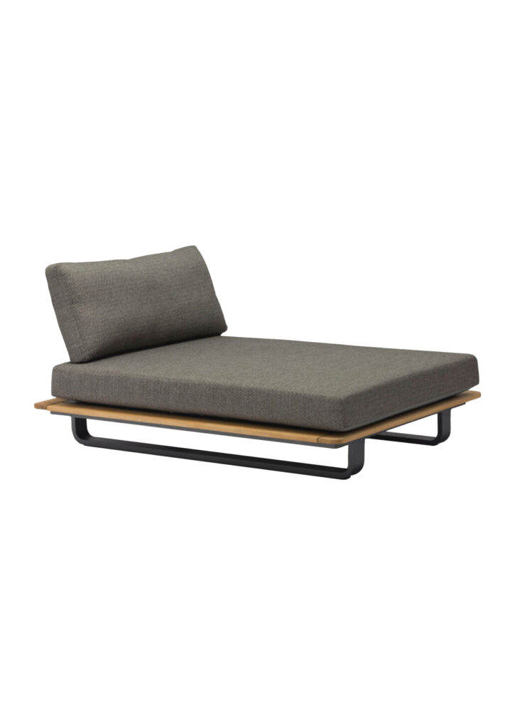 NATURAL Lounger STAY natural Lounge-Liege für den Außenbereich (L+B+H) 1205mm x 1685mm x 840mm Rückengeflecht: Sunproof® olive Rahmen: Teak, Aluminium anthrazit Polster: Sunproof® dunkelgrau Outdoor Loungemöbel aus Sunproof®-Stoff: Schönheit und Funktionalität vereint NATURAL Lounger: Outdoor Loungemöbel sind der Schlüssel zu einem luxuriösen und entspannenden Gartenbereich. Wenn diese Möbel mit Sunproof®-Stoff bezogen sind, erleben Sie eine perfekte Symbiose aus Ästhetik und Funktionalität. Sunproof®-Stoffe sind bekannt für ihre außergewöhnliche Qualität und bieten eine Vielzahl von Vorteilen, die sie zur idealen Wahl für Outdoor-Möbel machen. Vorteile von Sunproof®-Stoff für Outdoor-Loungemöbel: Langlebigkeit und Haltbarkeit: Sunproof®-Stoffe sind für ihre extreme Widerstandsfähigkeit bekannt. Sie widerstehen den harten Bedingungen im Außenbereich, einschließlich intensiver Sonneneinstrahlung, Regen und sogar Schnee. Dank ihrer speziellen Acrylfasern bleichen die Farben nicht aus und bleiben jahrelang kräftig und lebendig. Wetterbeständigkeit: Diese Stoffe sind speziell für den Outdoor-Einsatz konzipiert und bieten eine hervorragende Resistenz gegen Schimmel und Feuchtigkeit. Auch nach einem Regenschauer trocknen Sunproof®-Stoffe schnell, was die Bildung von Stockflecken verhindert und die Möbel stets frisch und einladend hält. Einfache Pflege und Reinigung: Sunproof®-Stoffe sind besonders pflegeleicht. Flecken lassen sich mühelos entfernen, oft reicht schon einfaches Abwischen mit Wasser und milder Seife. Bei hartnäckigeren Verschmutzungen kann der Stoff mit einem Hochdruckreiniger behandelt werden. Komfort und Stil: Die weiche Haptik der Sunproof®-Stoffe bietet hohen Sitzkomfort. UV-Schutz: Sunproof®-Stoffe bieten einen ausgezeichneten UV-Schutz, der nicht nur die Farben vor dem Verblassen schützt, sondern auch die Haut vor schädlichen UV-Strahlen bewahrt. Dies macht sie zur idealen Wahl für sonnige Tage im Freien. Umweltfreundlichkeit: Sunproof® legt großen Wert auf Nachhaltigkeit. Die Stoffe sind OEKO-TEX® zertifiziert und werden in umweltfreundlichen Verfahren hergestellt. Sie sind frei von schädlichen Chemikalien und tragen zu einer gesünderen Umwelt bei.